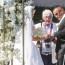 VIDEO: Karlos Vémola se oženil. Nevěstu Lelu s obřím výstřihem a ženicha v obleku oddával Jiří Krampol