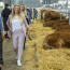 Úsměv od ucha uchu si drží kdekoli: Lucie Borhyová se fotila mezi krávami