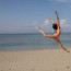 Bývalá Miss Fischerová na dovolené na Bali: Tyhle parádní kousky předvádí ohebná brunetka na pláži