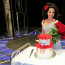 Svíčka chyběla, ale růží bylo víc než 53. Lucie Bílá slavila narozeniny jako muzikálová Carmen v proklatě svůdném outfitu