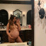 Těhotná modelka se vyfotila nahá v zrcadle: Partnerka slavného zpěváka dostala vyhubováno od fanynky