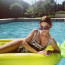 Léto si umí užít: Tereza Kerndlová naložená do bazénu okouzlila svůdnými křivkami v plavkách
