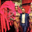 Nejtalentovanější český swingový zpěvák ve stopách Belmonda a Sinatry: Takhle s ním koketovaly spoře oděné krásky z Moulin Rouge