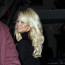 Proč Pamela Anderson skrývala obličej? Přibrala, nebo za plnější tváře může botox?