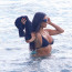 Zase se předvádí na pláži! Kim Kardashian vystavila své vnady v černých bikinách