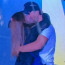 Jako utržený ze řetězu: Tatínek dvojčátek Enrique Iglesias se vášnivě líbal s fanynkou