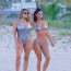Kim Kardashian vyrazila s kamarádkou na pláž a ukázala dokonalou postavu v sexy bikinách. Bylo se na co dívat!
