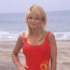 Hvězda Pobřežní hlídky (55) vyměnila ikonické červené plavky za 'dentální nit'. Nechutné, komentují lidé