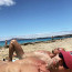 Plavky nechal doma. Stylista hvězd se na Kanárských ostrovech opaluje na pláži nahý