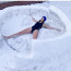 Ryzí radost ze sněhu: Po koupeli v ledové vodě se moderátorka Sama doma válí v plavkách v rozestavěném iglú