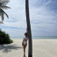 Monika Marešová pózovala na Maledivách nahoře bez. Její útlá záda zdobí jen třpytící se písek