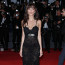 Prostě ví, jak na to: Smyslná Emily Ratajkowski oslnila v Cannes sexy modelem