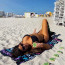 Oslava na pláži se vydařila: Sexbomba z Playboye vystavila vnady v upnutých plavkách