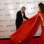 Amal Clooney zase pozlobila vlečka: Tentokrát ji na červeném koberci zachraňoval sám George