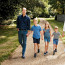 William s Kate a jejich dětmi vybrali na vánoční přání ležérní snímek v džínách. Jak se vám líbí?