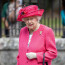 Tajně bojovala s rakovinou, které nakonec podlehla, tvrdí rodinný přítel o královně Alžbětě II.