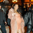 Těhotenská móda pro ni není: Rihanna vyrazila na přehlídku v kožených minišatech s hlubokým výstřihem