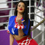 Nejvíc sexy chorvatská fanynka opět v akci. Svůdný zadeček v poušti i foto v bikinách u moře