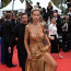 Trapas na červeném koberci v Cannes: Britská aristokratka neuhlídala výstřih a lidé nevěřili svým očím