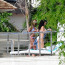 Kam se poděla Rihanna? Lenoší u bazénu na rodném Barbadosu a je u toho pořád dost sexy