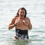 Plnoštíhlé mamině z televize při dovádění v moři spadly plavky: Rukama si chránila svá mohutná ňadra