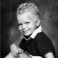 Tenhle roztomilý blonďáček na fotce byl v dětství šikanován, dnes je z něj sexsymbol a vyhlášený fešák s namakanou postavou snů