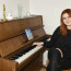 Takhle bydlí mladá zpěvačka Elis Mraz: Ve dvoupokojovém bytě nechybí místo na piano i běžící pás