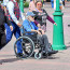 Stáří? Ani omylem. Legendární herec si v 97 letech užíval v Disneylandu se svou o téměř půl století mladší manželkou!