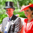 Rudé šaty, elegantní klobouk a úsměv na tváři. Půvabná Kate po boku prince Williama okouzlila diváky na dostizích