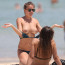 Bývalka DiCapria je těhotná: Na pláži si sundala vršek a kamarádkám se chlubila, jak se jí zvětšila prsa