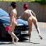 Potetovaná hvězda reality show oblékla bikiny a šla s kamarádkou umývat auto