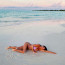 Sexy zpěvačka vyšpulila svůj pevný zadeček v tangách: Tahle se nakrucuje na pláži u moře