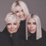 Tři generace Kardashianek: Kim, její maminka i babička jsou kvůli kampani blond