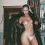 Tahle žena nezná stud! Kim Kardashian rozhalila kožich a předvedla své dokonalé vnady v plné kráse