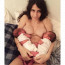 Nejslavnější fotograf se na Den matek pochlubil partnerkou kojící jeho čerstvě narozená dvojčata
