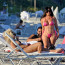 Slavný rapper na pláži v obležení vnadných slečen: Je libo oblejší dvojnici Kim Kardashian, nebo kudrnatou blondýnu s odrosty?