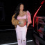 Trička už zásadně nenosí: Rihanna ukázala rostoucí bříško v růžové podprsence