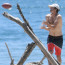 Ashton Kutcher a Mila Kunis vyrazili na pláž. I chytání míče je v jeho podání sranda!
