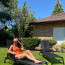 Takhle tráví horké letní dny doma na zahradě: Gábina Partyšová vystavila postavičku v plavkách slunci