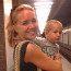 Lucie Vondráčková se lidí nebojí: Bez stopy make-upu, ale s rozzářeným úsměvem a synem v náručí cestovala metrem