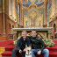 Farář Zbygniew Czendlik vyvoval mezinárodní rozruch, když pustil při natáčení do kostela psa: Polští věřící šílí!
