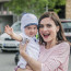 Přebalovat už umí, ale na vlastní dítě si zatím netroufá: Krásná Eva Josefíková v novém seriálu vyfasovala hned tři potomky