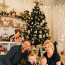 Roztomilá rodinka. Marek Dědík ze StarDance se u vánočního stromečku pochlubil manželkou a syny. Farářku uvidí i na Štědrý den