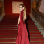 Bohyně v rudé: Andrea Verešová si pod luxusní róbu s odhalenými zády nevzala podprsenku