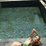 V plavkách i bez nich, ale hlavně šťastná: Popová diva Rolins předvedla luxusní křivky ve svém domově na Bali