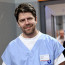 Doktorské pláště jsou mu souzeny: Tenhle charizmatický vousáč si v seriálu znovu zahraje lékaře