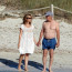 Má krásnou ženu: Richard Gere a jeho o 33 let mladší manželka navlékli plavky a vyrazili na pláž