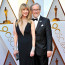 Spielberg se na Oscarech pochlubil manželkou v odvážných šatech. Poznal ji před 35 lety při natáčení Indiany Jonese