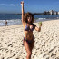 Vosí pas a bujné vnady! Zpěvačka Victoria rozvlnila své sexy tělo v plavkách na pláži v Brazílii