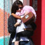Dvojnásobná máma Sandra Bullock září štěstím: Svou holčičku ale před světem schovává pod bundou